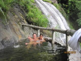 pozza-calda-vicino-a-cascata